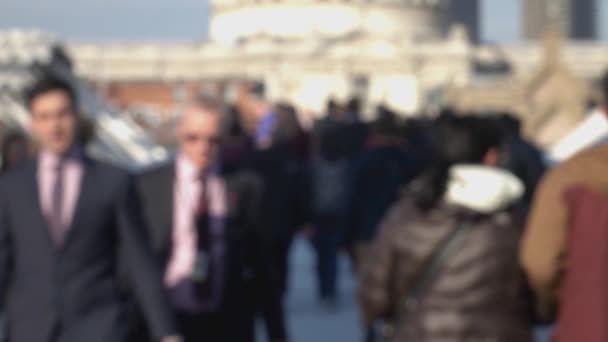 Personas en Millennium Bridge - escena borrosa - LONDRES, INGLATERRA — Vídeo de stock