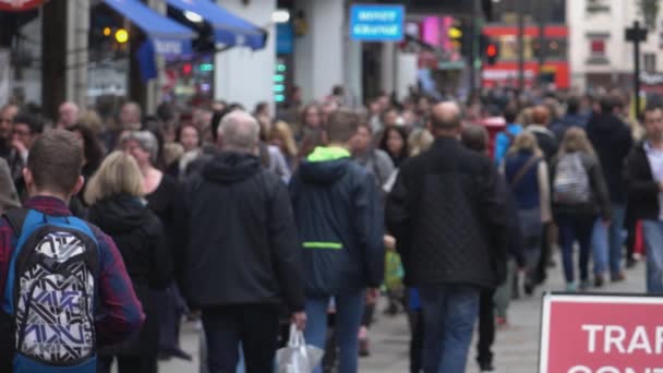 Menschenmenge in den Straßen von London - london, england — Stockvideo