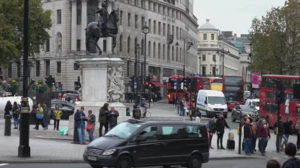 Londoner Straßenecke mit vielen Touristen - london, england — Stockvideo