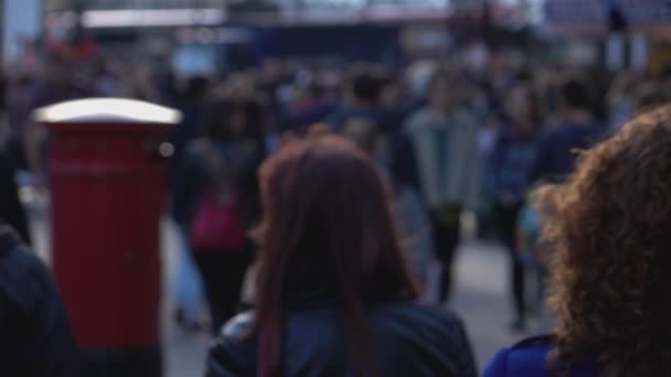 Menschen drängen sich in London - unscharfe Szene - london, england — Stockvideo