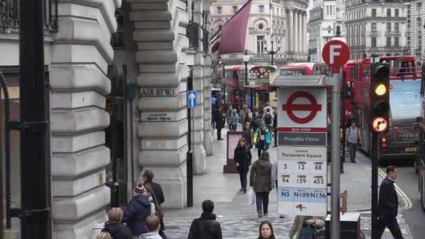 Autobusová zastávka na Regent street - Londýn, Anglie — Stock video