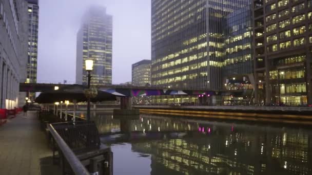 Balai Kota dan Jembatan Menara pada malam hari LONDON, ENGLAND — Stok Video