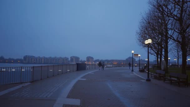 Мэрия и Тауэрский мост ночью - ЛОНДОН, Англия — стоковое видео