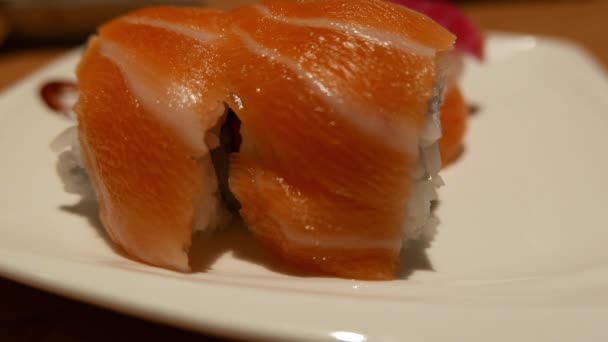 Sushi Japonés Tiro Cerca Salmón Fresco — Vídeos de Stock