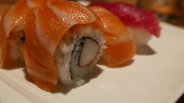 Japansk Sushi Närbild Färsk Lax — Stockvideo