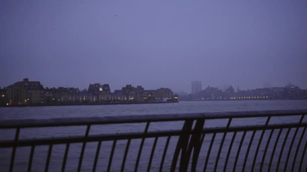 Ratusz i Tower Bridge nocą - Londyn, Anglia — Wideo stockowe