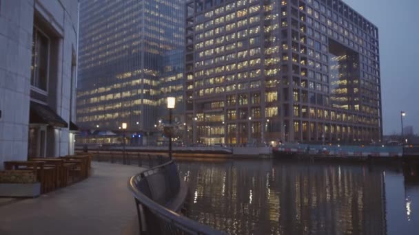 Stadhuis en de Tower Bridge bij nacht - Londen, Engeland — Stockvideo