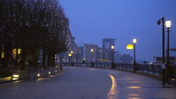 Мэрия и Тауэрский мост ночью - ЛОНДОН, Англия — стоковое видео