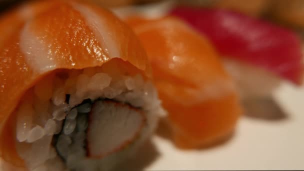 日本の寿司 閉じるショット 新鮮なサーモン — ストック動画