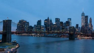 Brooklyn Köprüsü ve Manhattan skyline timelapse alacakaranlıkta