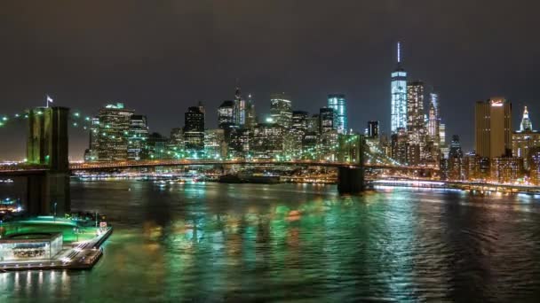 Brooklyn Bridge and Manhattan skyline timelapse at night — Stock Video