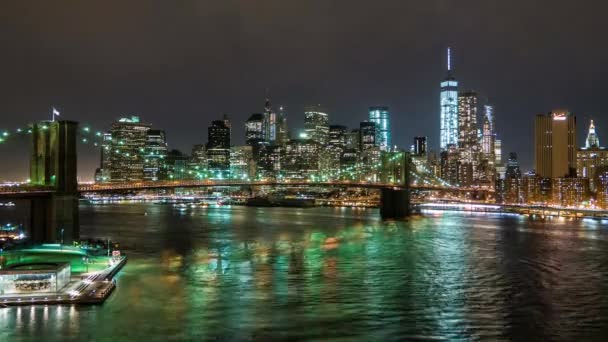 Brooklyn Köprüsü ve Manhattan skyline timelapse geceleri — Stok video