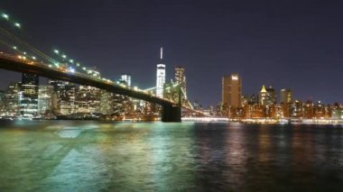 Brooklyn Köprüsü ve Manhattan skyline timelapse geceleri