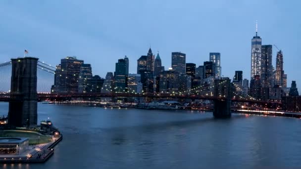 Brooklyn Köprüsü ve Manhattan skyline timelapse alacakaranlıkta — Stok video