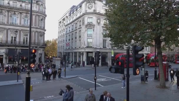 Trafalgar Square esquina de la calle - LONDRES, INGLATERRA — Vídeo de stock