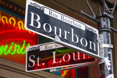 New Orleans en ünlü sokak Bourbon Street adlı Fransız Mahallesi sokak tabelası