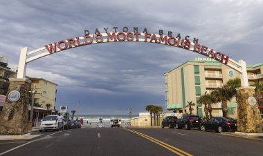 Uluslararası Yarış Pisti Bulvarı üzerindeki Daytona Plajı tabelasına hoş geldiniz. DAYTONA, FLORIDA - 15 Nisan 2016