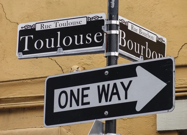 Straßenschild der neuen Orangen berühmteste Straße Bourbon Street im französischen Viertel - new orlean, louisiana - 18. April 2016 — Stockfoto