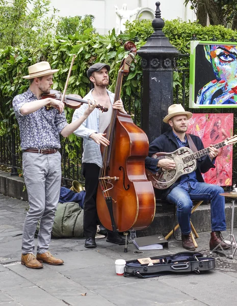 Músicos de rua típicos para a música jazz em Nova Orleães - NOVOS ORLEANS, LOUSIANA - 17 de abril de 2016 — Fotografia de Stock