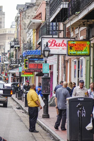 Typická ulice pohled na francouzské čtvrti New Orleans - New Orleans, Louisiana - 18 dubna 2016 — Stock fotografie