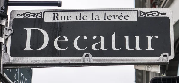 Beroemde Decatur Street in Franse wijk van New Orleans — Stockfoto