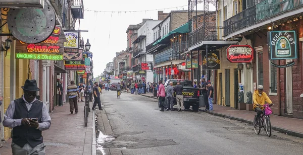 Tipik sokak görünümü, Fransız çeyrek New Orleans - New Orleans, Louisiana - 18 Nisan 2016 — Stok fotoğraf