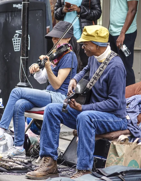 Músicos de rua típicos para a música jazz em Nova Orleães - NOVOS ORLEANS, LOUSIANA - 17 de abril de 2016 — Fotografia de Stock