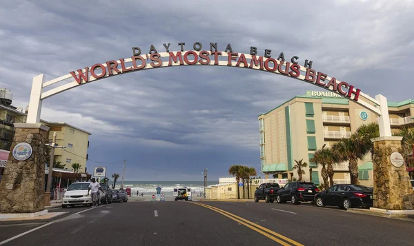 Willkommen auf dem Schild Daytona Beach am International Speedway Blvd- DAYTONA, FLORIDA - 15. April 2016 — Stockfoto