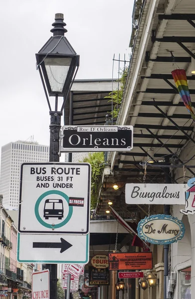 Značení Orleans ulice ve francouzské čtvrti New Orleans, Louisiana - - 18 dubna 2016 — Stock fotografie