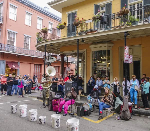 Des musiciens de rue typiques du jazz à la Nouvelle-Orléans - NOUVELLE-ORLÉANS, LOUSIANE - 17 AVRIL 2016 — Photo