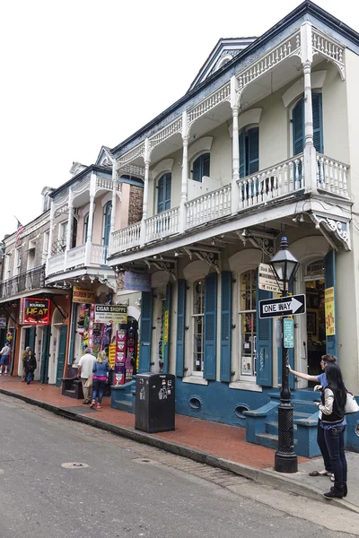 New Orleans Fransız Mahallesi - New Orleans, Louisiana - 18 Nisan 2016 renkli evleri — Stok fotoğraf