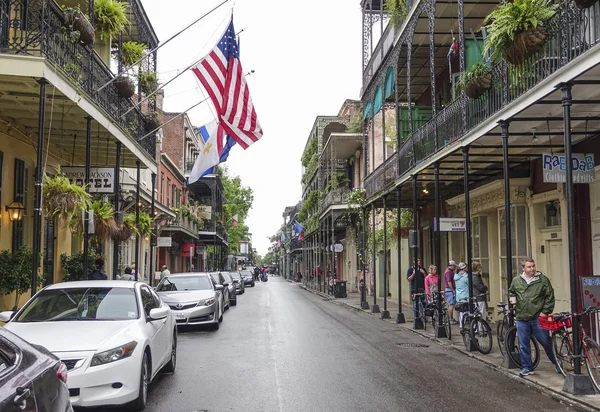 New Orleans Fransız Mahallesi - New Orleans, Louisiana - 18 Nisan 2016 sokak kanyonda — Stok fotoğraf