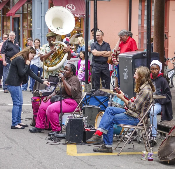 Músicos de rua típicos para a música jazz em Nova Orleães - NOVOS ORLEANS, LOUSIANA - 17 de abril de 2016 — Fotografia de Stock