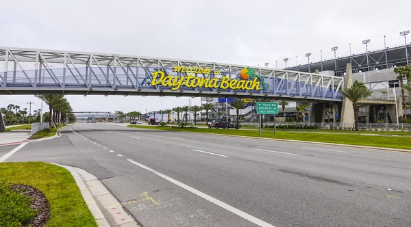 Välkommen till Daytona Beach skylt på International Speedway Blvd- DAYTONA, FLORIDA - APRIL 15, 2016 — Stockfoto