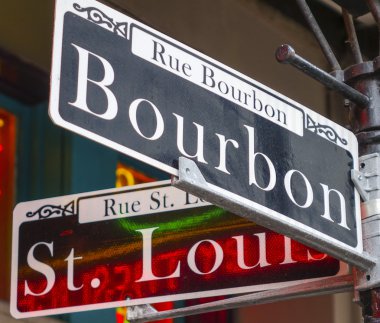 New Orleans en ünlü sokak Bourbon Street adlı Fransız Mahallesi sokak tabelası