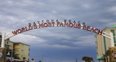 Uluslararası Yarış Pisti Bulvarı üzerindeki Daytona Plajı tabelasına hoş geldiniz. DAYTONA, FLORIDA - 15 Nisan 2016
