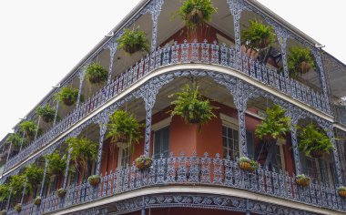 Tipik New Orleans Konakları ile demir balkon - New Orleans, Louisiana - 18 Nisan 2016