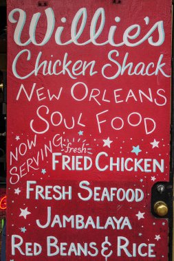 Kulüp ve restoranlar New Orleans Bourbon Street Fransız Mahallesi - New Orleans, Louisiana - 18 Nisan 2016 yılında
