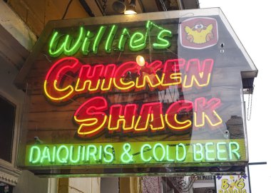 Kulüp ve restoranlar New Orleans Bourbon Street Fransız Mahallesi - New Orleans, Louisiana - 18 Nisan 2016 yılında