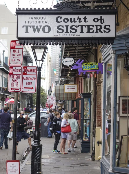 Dükkan ve Bar alanında New Orleans Fransız Mahallesi - New Orleans, Louisiana - 18 Nisan 2016 — Stok fotoğraf