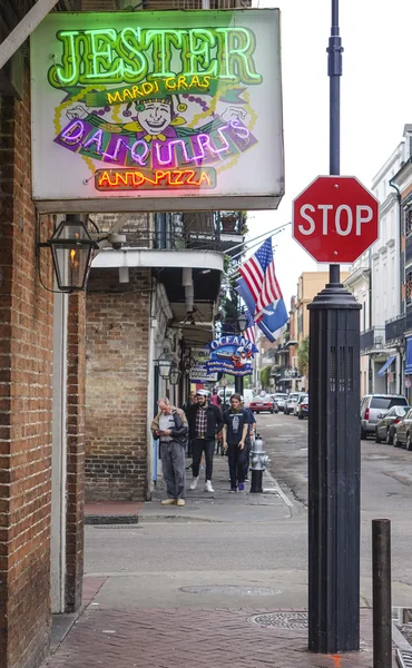 Vista típica de rua no French Quarter New Orleans - NOVOS ORLEANS, LOUISIANA - 18 de abril de 2016 — Fotografia de Stock