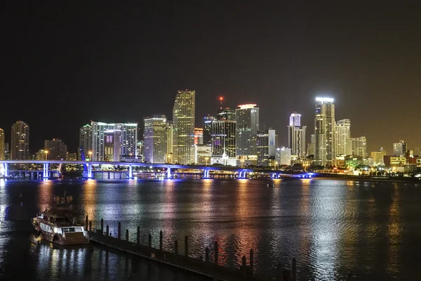 El horizonte del centro de Miami por la noche - MIAMI, FLORIDA 11 de ABRIL de 2016 — Foto de Stock