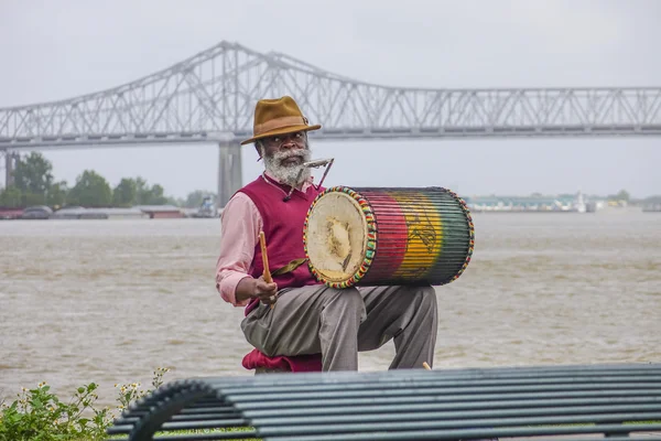 Músico callejero en Nueva Orleans sentado en Mississippi River - NEW ORLEANS, LOUISIANA - 18 de ABRIL de 2016 —  Fotos de Stock