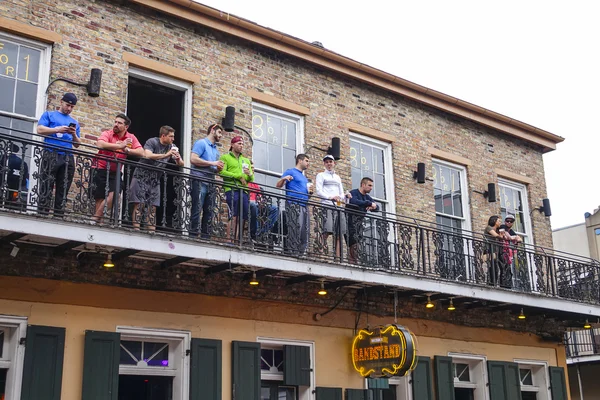 Balkon op Burbon Street Franse wijk van New Orleans - New Orleans, Louisiana - 18 April 2016 — Stockfoto