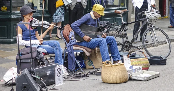 Músicos de rua típicos para a música jazz em Nova Orleães - NOVOS ORLEANS, LOUSIANA - 17 de abril de 2016 — Fotografia de Stock