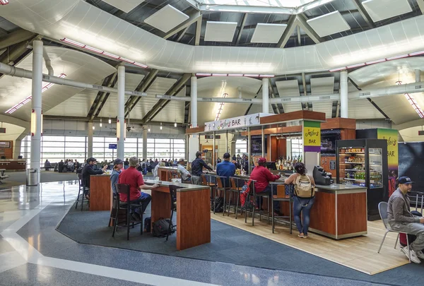 Πύλες αναχωρήσεων στο Louis Armstrong Νέα Ορλεάνη Διεθνές Αεροδρόμιο - Νέα Ορλεάνη, Λουιζιάνα - 18 Απριλίου 2016 — Φωτογραφία Αρχείου