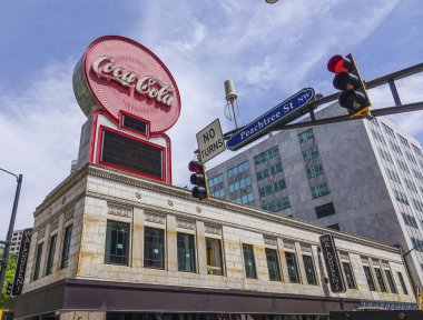 Coca Cola Peachtree sokak Atlanta'da - Atlanta, Georgia - 21 Nisan 2016