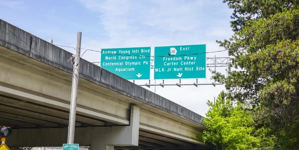 La salida de la autopista firma Atlanta Downtown - ATLANTA, GEORGIA - 21 DE ABRIL DE 2016 —  Fotos de Stock