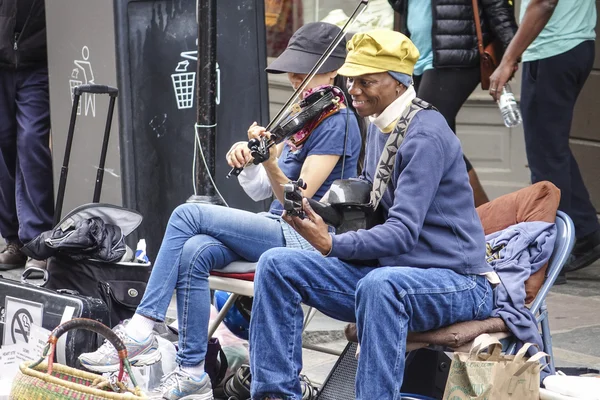 Músicos de rua típicos para a música jazz em Nova Orleães - NOVOS ORLEANS, LOUSIANA - 17 de abril de 2016 — Fotografia de Stock