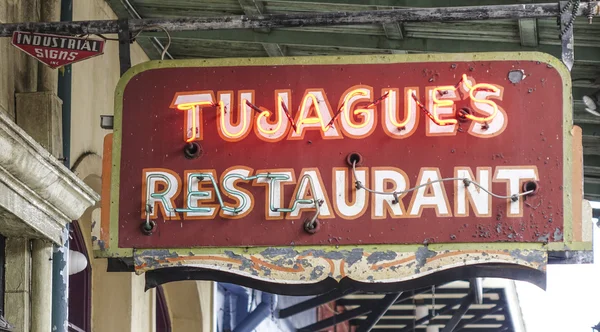 Restaurants and Bars at French Quarter of New Orleans - NEW ORLEANS, LOUISIANA - APRIL 18, 2016 — Stock Photo, Image